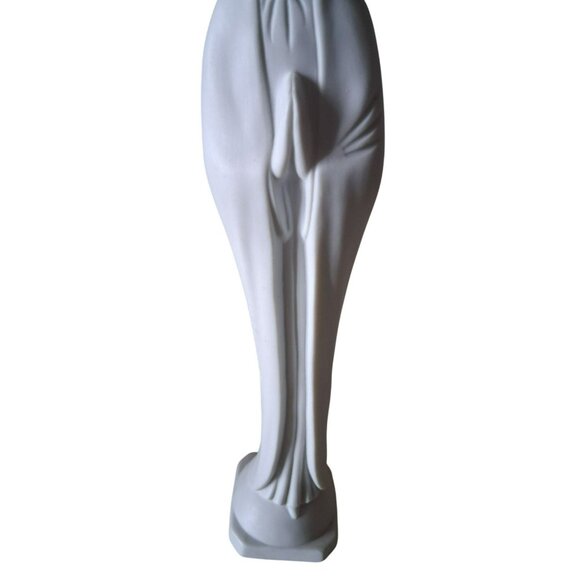 Vintage White Ceramic Praying Madonna Virgin Mary Figurine Religious Home Decor - Picture 4 of 10